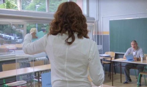Oglasio se RIK: SNS pobedio u Kosjeriću, nije bilo nepravilnosti na biračkom mestu