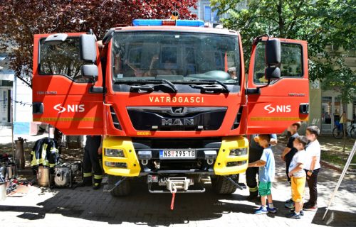 Međunarodni dan Vatrogasaca: Kompanija NIS organizovala izložbu i druženje dece sa vatrogasnom jedinicom