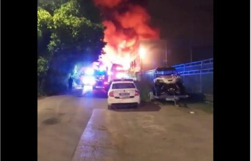 Dramatična noć u Surčinu: Sve se trese od detonacija, kuljaju vatra i crni dim (VIDEO)