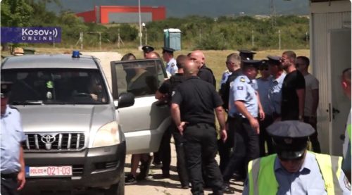 Provokacija na Vidovdan! Kosovska policija privela Srbina nakon parastosa na Gazimestanu (VIDEO)