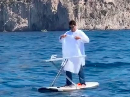 Povodom otvaranja novog butika na Kapriju, francuski dizajner peglao na dasci  za surfovanje (VIDEO)