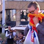 Vučić pokazao zastavu koju su mu zabranili u UN na Svesrpskom saboru: "Živela naša trobojka, živela Srbija, živela Srpska" (VIDEO)