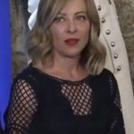 Makron poljubio ruku Đorđi Meloni, njenu reakciju svi komentarišu (VIDEO)