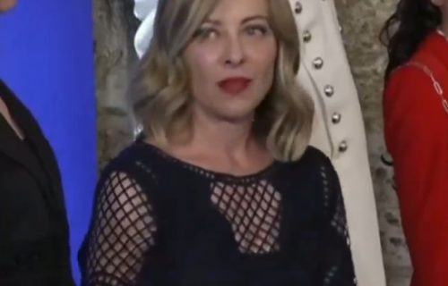 Makron poljubio ruku Đorđi Meloni, njenu reakciju svi komentarišu (VIDEO)