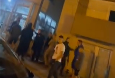 Čuje se kako repetira pušku! Pogledajte kako Kurtijevi policajci maltretiraju srpske mladiće u Leposaviću (VIDEO)
