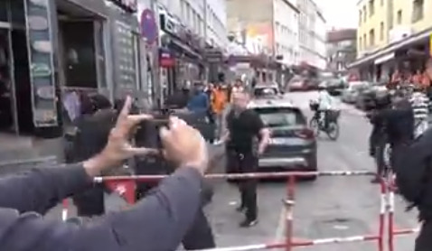 Isplivali novi snimci napada u Nemačkoj: Ljudi uspaničeno beže, policija upucala napadača (VIDEO)