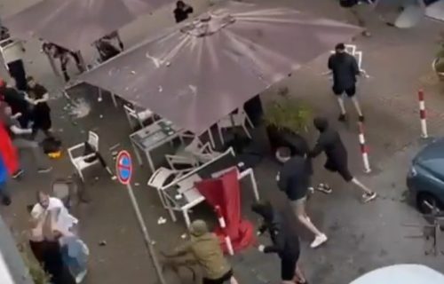 Haos u Gelzenkirhenu! Lete stolice, sevaju pesnice... Englezi pokušali da otmu zastave Srbima pa dobili po turu (VIDEO)