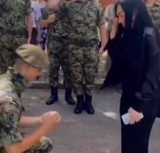 Predivna priča iz Vojske Srbije: Prvo se na vernost zakleo Srbiji a onda i njoj! (VIDEO)