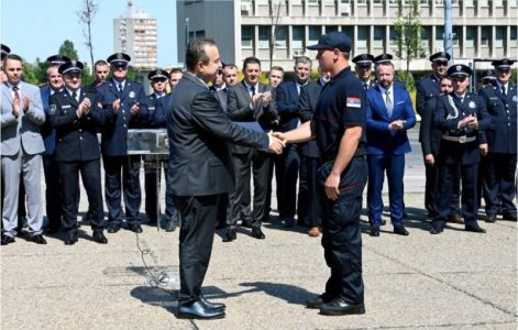 “Vi ste nezamenljivi heroji koje krasi hrabrost”: Ministar Dačić poželeo uspešnu karijeru novim vatrogascima (FOTO)