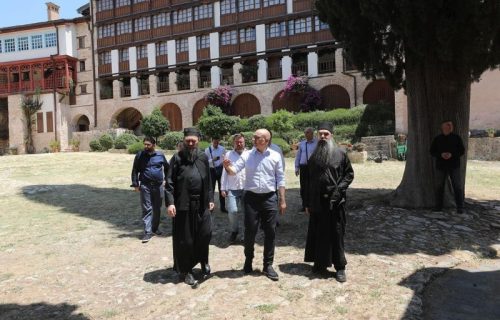 Vučević na Hilandaru: "Veliki je blagoslov nalaziti se na ovom svetom mestu, koje je temelj i kolevka naše duhovnosti" (FOTO)