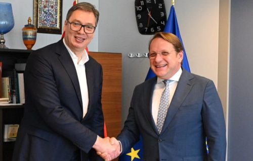 "Odličan razgovor sa komesarom Oliverom Varhejijem" (FOTO)