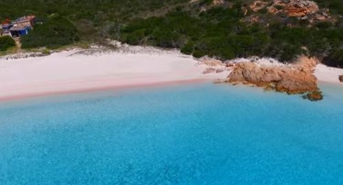 Influenserku skupo koštalo šetanje po peščanoj plaži, ali ne bilo kojoj (VIDEO)