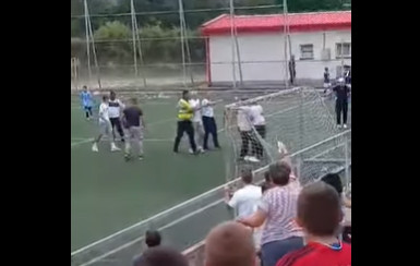 Velika sramota: Roditelji se potukli tokom dečijeg fudbalskog meča, mališani gledali u čudu (VIDEO)