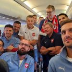 Borite se i pobedite ih sve: Vučić u avionu sa Orlovima, poželeo srećan put našim fudbalerima (VIDEO)