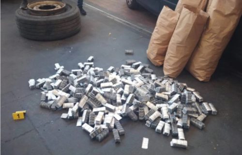 Tablete sa psihoaktivnim supstancama krili u kamionskim gumama: Novobeogradski policajci ih uhapsili