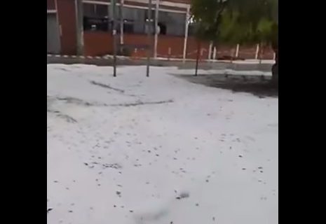 Nestvarni prizori u Bačkoj Palanci nakon nevremena, sve se beli, kao da je sneg pao (VIDEO)