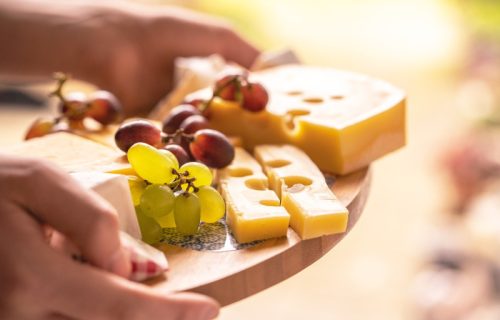 Ovo su odlične vesti za ljubitelje sira: Istraživači kažu da ćemo biti srećniji i zdraviji ako ga često jedemo