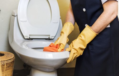 Kako da savršeno očistite toalet bez sredstava koja "štipaju oči"? Rešenje je prašak za veš