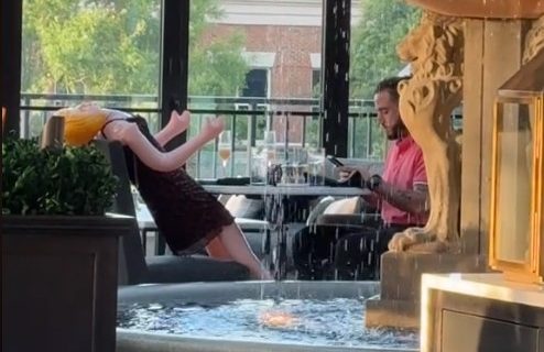 Izveo lutku na naduvavanje u restoran na ručak, pa postao senzacija, ali objašnjenje je još luđe (VIDEO)
