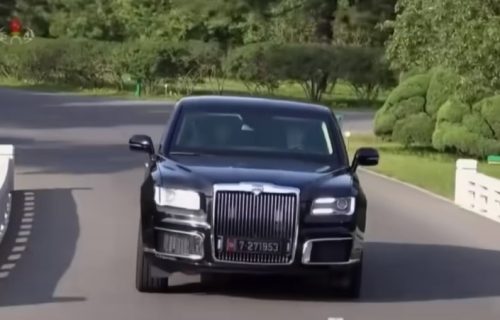 Putin Kim Džong Unu poklonio limuzinu sa simboličnim brojem na tablici, on dobio orden i dva psa (VIDEO)