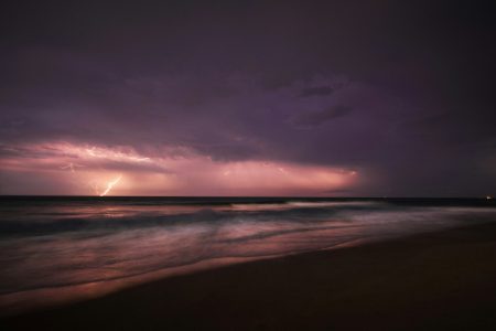 Detalji stravične tragedije na plaži u Grčkoj: Porodica htela da se skloni od nevremena, devojčicu ubio grom