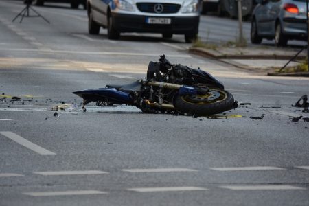 Užas u Bulevaru despota Stefana: Motociklista se velikom brzinom zakucao u auto, hitno prevezen na VMA