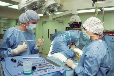 Muškarcu (28) transplantiran bubreg “na živo”, bez anestezije, sve vreme pričao sa hirurzima
