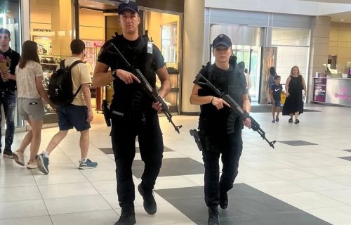 Policija patrolira sa dugim cevima, proglašen crveni nivo bezbednosnih pretnji od terorizma
