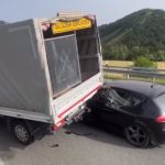 Karambol na auto-putu "Miloš Veliki": Auto podleteo pod kamion, saobraćaj u kolapsu (VIDEO)