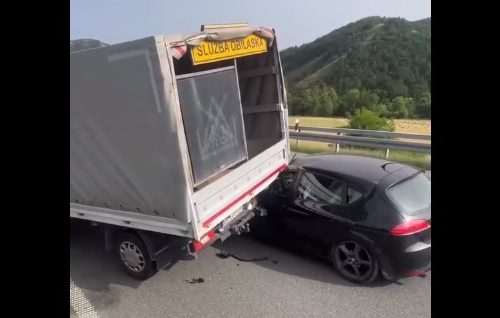 Karambol na auto-putu "Miloš Veliki": Auto podleteo pod kamion, saobraćaj u kolapsu (VIDEO)