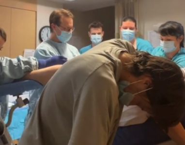 Tata prisutvovao porođaju pa pao u nesvest, komentar medicinske sestre na viralan snimak je hit (VIDEO)
