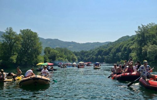 Svečano otvorena 23. Drinska regata Ljubovija: Reka Drina nastavlja da spaja i zbližava ljude