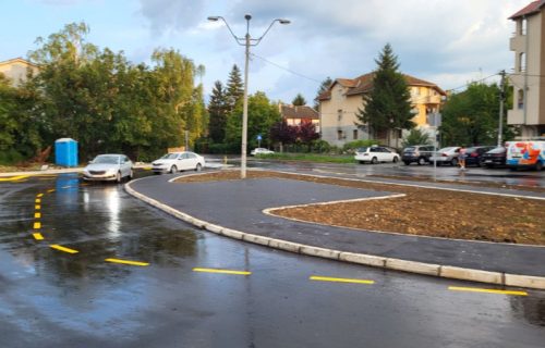 Pronađeni ranac i dukserica nestalog dečaka: Ilijin deka ne gubi nadu, čeka kod škole u Zemun Polju