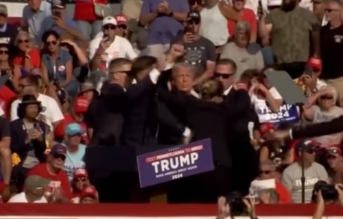 U trenutku atentata na Donalda Trampa jedna žena se čudno ponašala, sve se vidi na snimku (VIDEO)