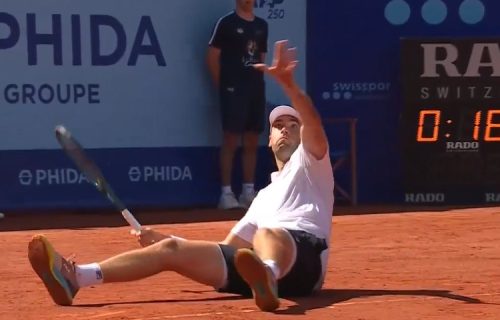 Udarac kakav se retko viđa! Francuz iz nemoguće pozicije osvojio poen! (VIDEO)