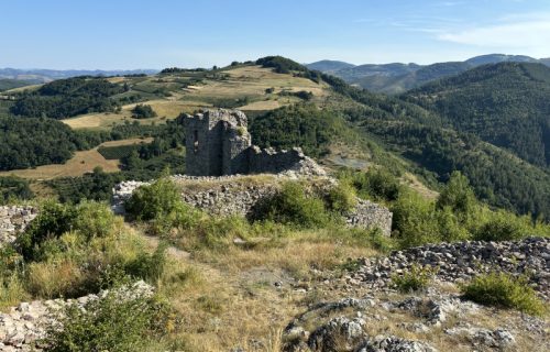 Srednjevekovni grad Koznik, najočuvanija srpska tvrđava sa nestvarnim pogledom (FOTO)