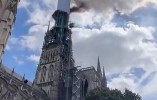 Izbio požar u čuvenoj katedrali u Francuskoj (VIDEO)
