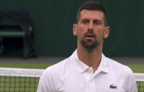 Mnogo poznatih faca! Legendarni sportista prati Novakov meč! (FOTO)