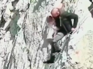 Jeziva scena, od koje zadrhtite na pogled: Otac u naručju drži bebu, dok se bez opreme penje po Dolomitima
