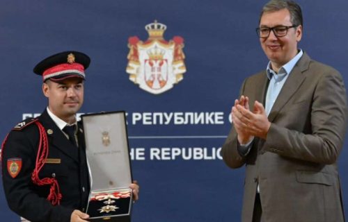 Vučić uručio orden žandarmu Milošu Jevremoviću: "On je oličenje vrlina koje očekujemo od svih koji nam čuvaju zemlju" (VIDEO)