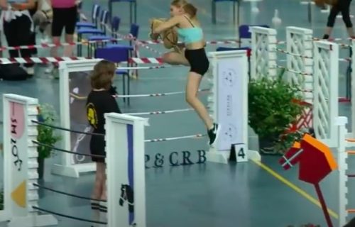 Jahanje na štapu, sa plišanom glavom konja, nije parodija: Ovo je nezvanični sport  “hobbyhorsing”(VIDEO)
