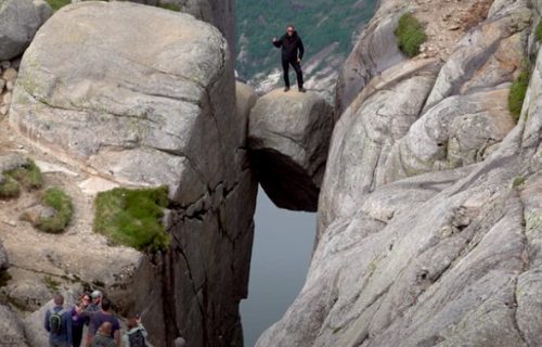 Neverovatno mesto u Norveškoj, na koje svi žele da se popnu: Zaglavljena stena između dve litice, lebdi u vazduhu