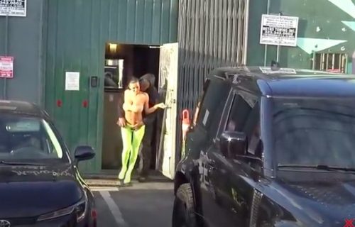 Supruga Kanjea Vesta ponovo šokira: Sa grudima na izvolte ide u bioskop, ali i u ekskluzivni restoran gde je strogi kodeks oblačenja