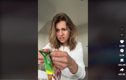Da li znate za najbolju foru ikada? Evo kako se otvara kesica gumenih bombonama, pogledajte video i naučite lekciju (VIDEO)