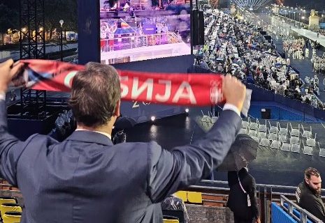 Cela Srbija je uz vas: Predsednik Srbije pozdravio sportiste dok su plovili Senom (VIDEO)