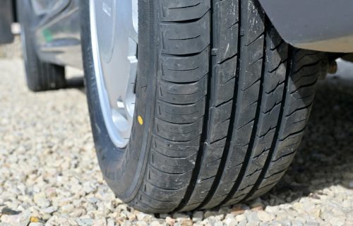 Snimak iz auto-servisa nasmejao Srbiju, ali i probudio nostalgiju (VIDEO)