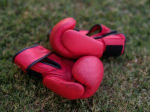 Neviđena šorka! Ruski bokser jedva izvukao živu glavu posle upada navijača u ring! (VIDEO)