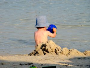 Jeziv prizor na plaži u Bečićima: Pogledajte šta vreba među dečjim igračkama