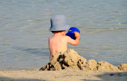 Jeziv prizor na plaži u Bečićima: Pogledajte šta vreba među dečjim igračkama