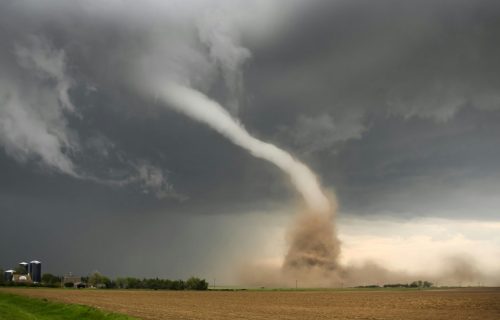 Razorni tornado snimljen na Pešteri, u Sjenici, nosio crepove, gvozdenu prikolicu, drvo (VIDEO)